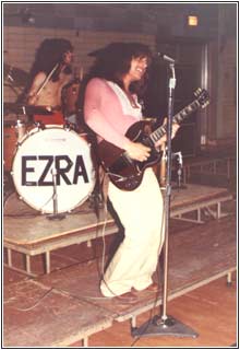 Джо в составе группы Ezra; copyright RockForever.com